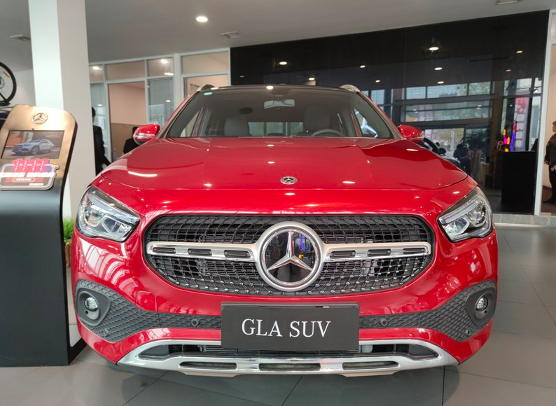 奔驰gla200红色系图片,奔驰gla200红色 实拍2020款奔驰gla红色车身吸睛优惠是惊喜