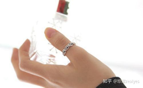 从历史剧中可看出,只有掌握权势的人才在大拇指戴戒指(扳指)