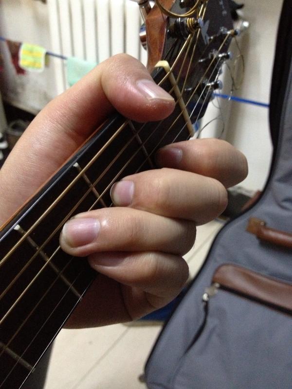 民谣吉他的左手握琴方式如何最轻松省力?