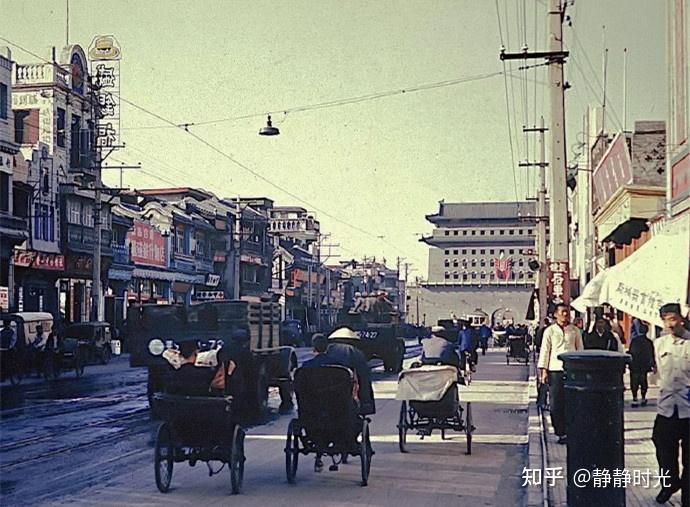图为上世纪50年代,北京崇文门外大街西花市路口附近的城市街景.