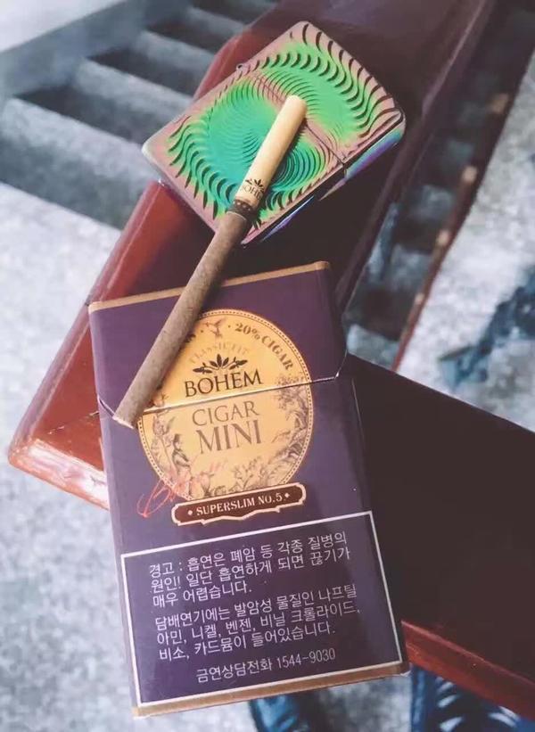 (5)宝恒mini雪茄 闻上去有股淡淡的奶香味 跟宝恒的雪碧爆一样 烟味都
