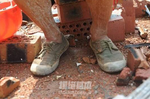 烈日朝天,埋头苦干,脚底踩着一双破旧的解放鞋.