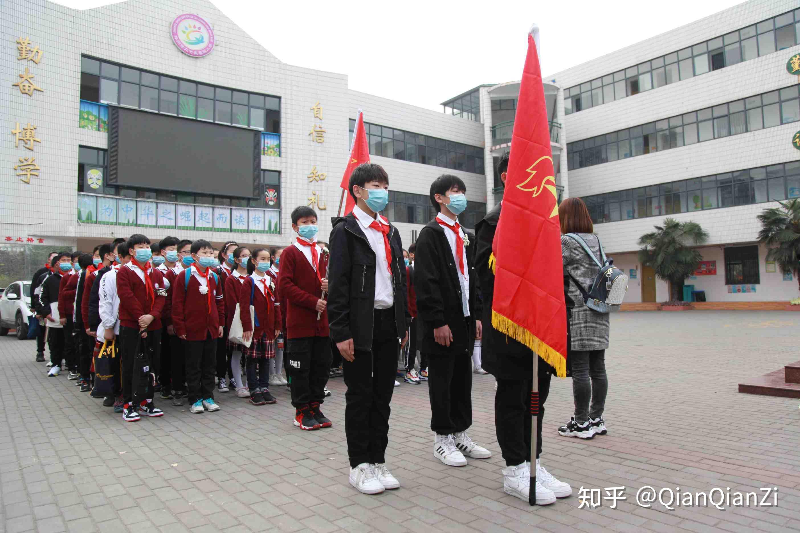 郑州市二七区春晖小学组织该校六年级少先队员代表走进郑州市烈士陵园