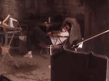 张艾嘉翻了个白眼,镜头切换—— 片场的徐克带着口罩墨镜,忙里偷闲,坐