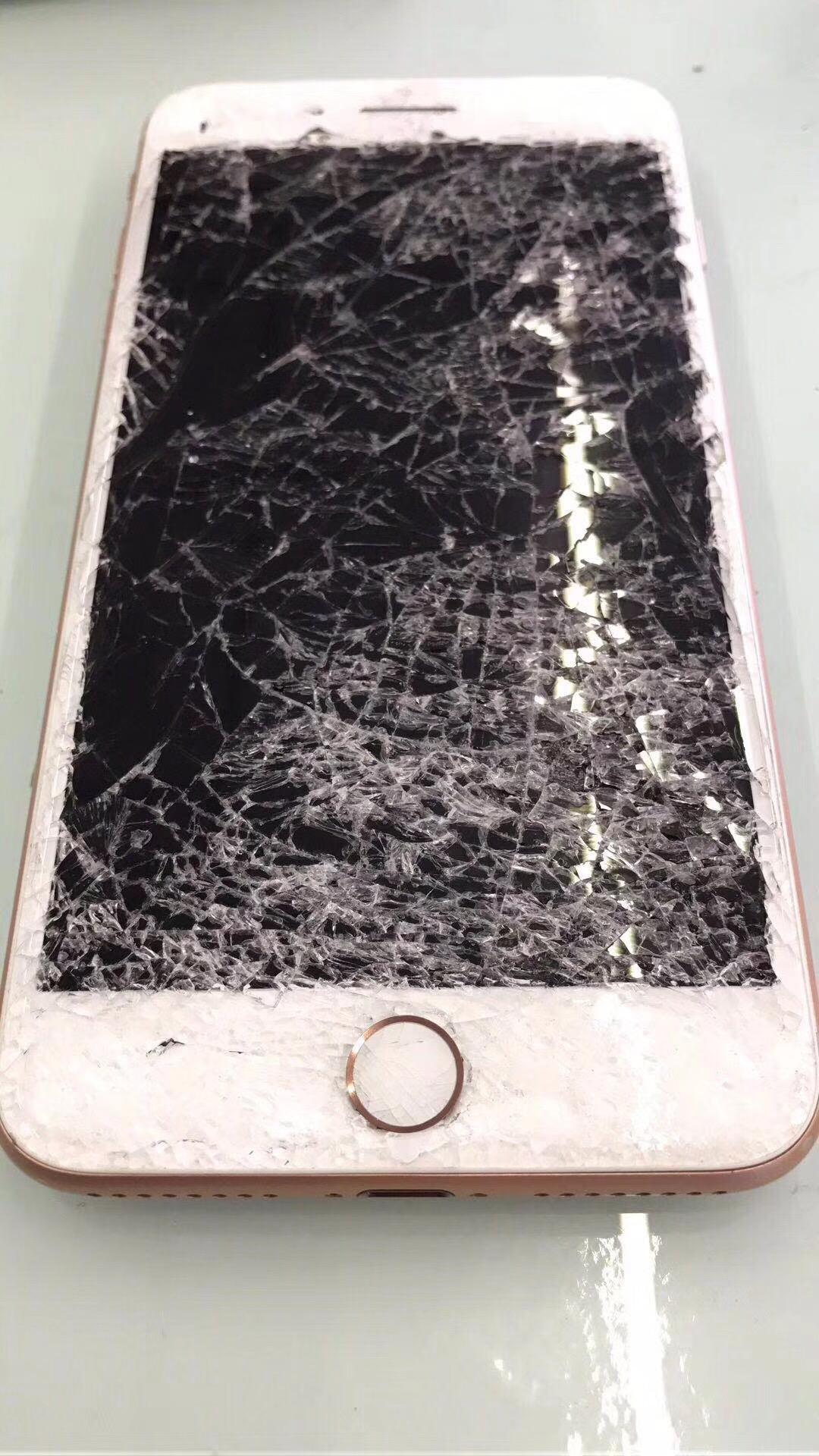今天就有个美女的iphone 8 plus摔坏了,我们
