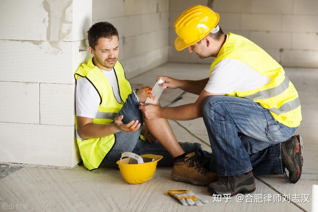 工地发生工伤受伤员工是找包工头赔偿还是由工程发包单位赔偿