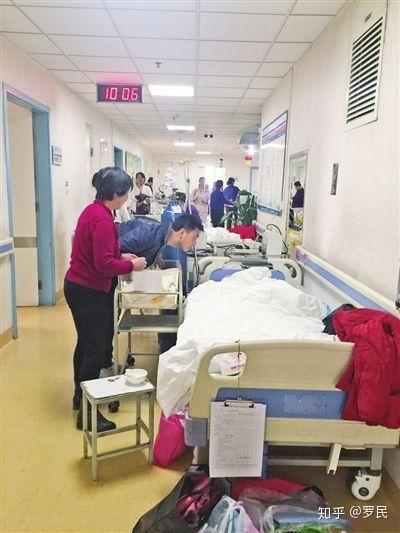 医院住院床位安排在楼道椅子上已经几天了还照常收取床位费是否合理