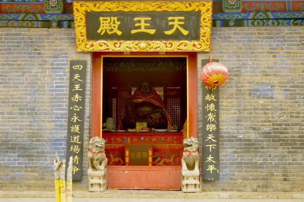 天王殿,玉佛殿,大雄宝殿也有很多佛像,填充着灵山寺院的神秘.