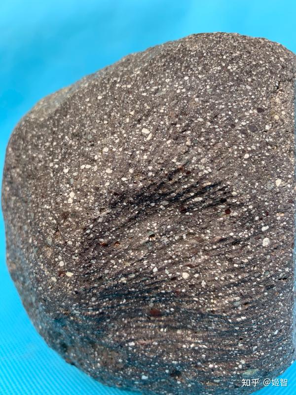 这枚长37cm重14560克月海玄武岩陨石,主要矿物是在黑色的基质中镶嵌