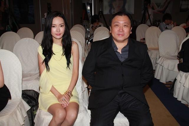 周润发干女儿晶女郎童菲被疑潜规则网友背景比较强大