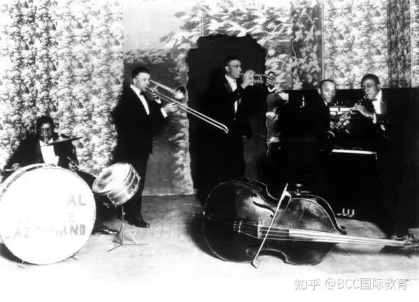 20世纪20年代初,克里奥尔人爵士乐队(creole jazz band)在加州