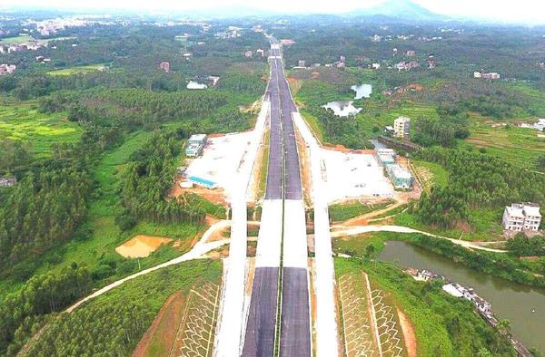 县城口镇,接湖南省炎陵至汝城(湘粤界)高速公路,经韶关市仁化,始兴