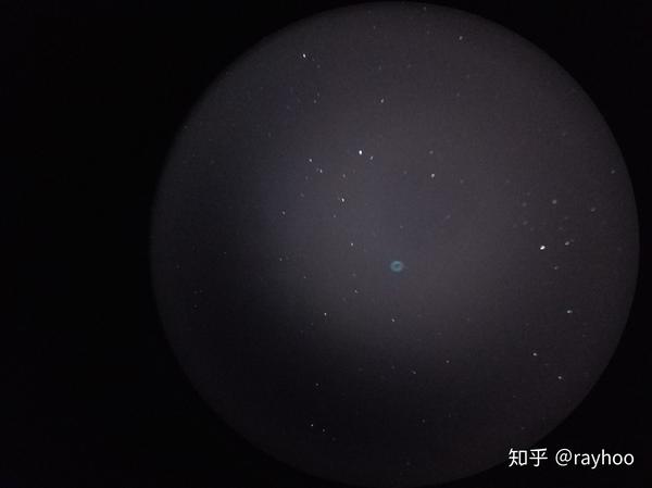 指环星云m57也是一个很容易观测的目标,50倍以上我们将很容易看出一个