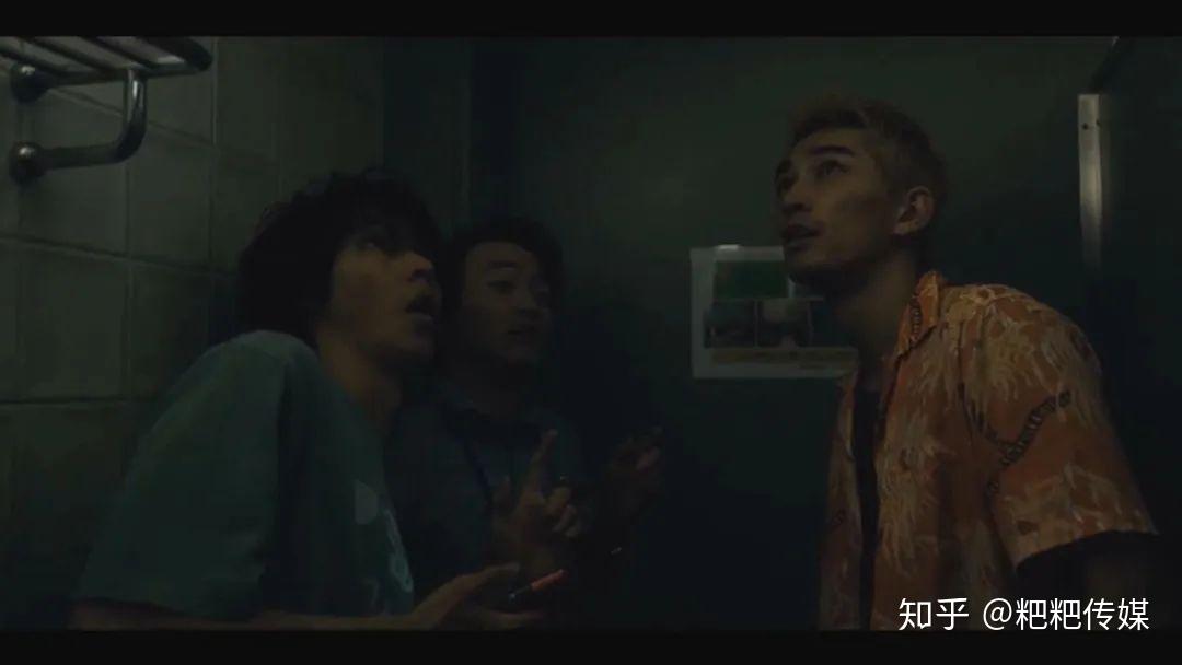 突然间,灯灭了.不得已之下,三人躲进了地铁厕所的隔间.
