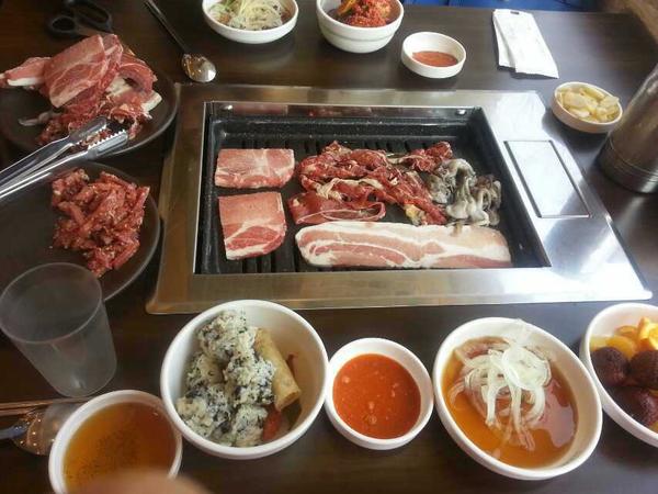 韩国人吃饭桌上会一堆小菜,看着样式多,但是量的真的太少了
