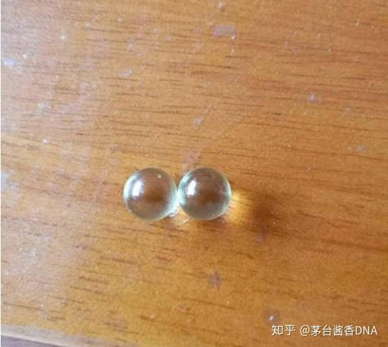 正如下图,茅台酒瓶口是有两颗玻璃珠的,那茅台酒为什么要在包装的时候