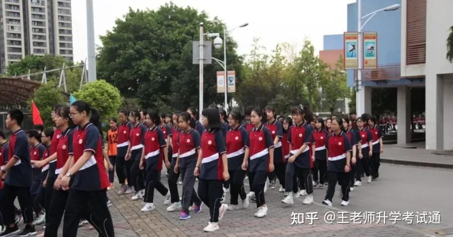 重庆市渝北中学校渝北中学一年四季的校服颜色搭配和款式设计很统一.