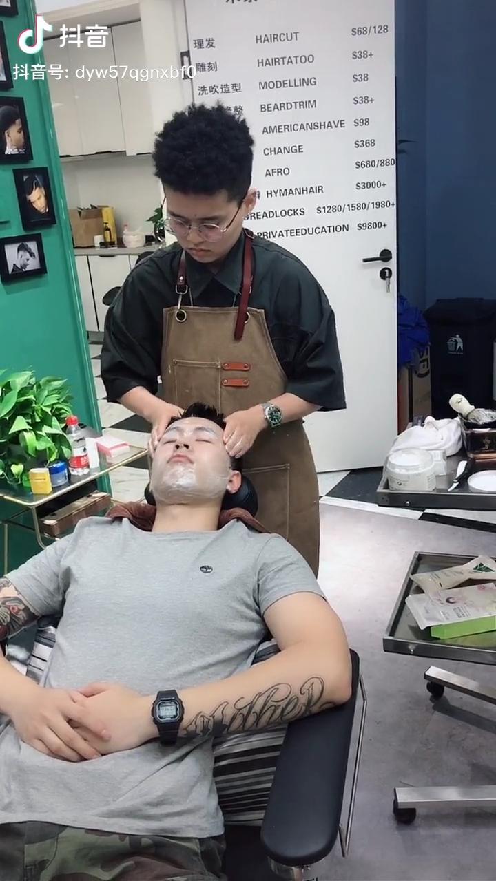 在老式理发店修面刮脸是什么体验