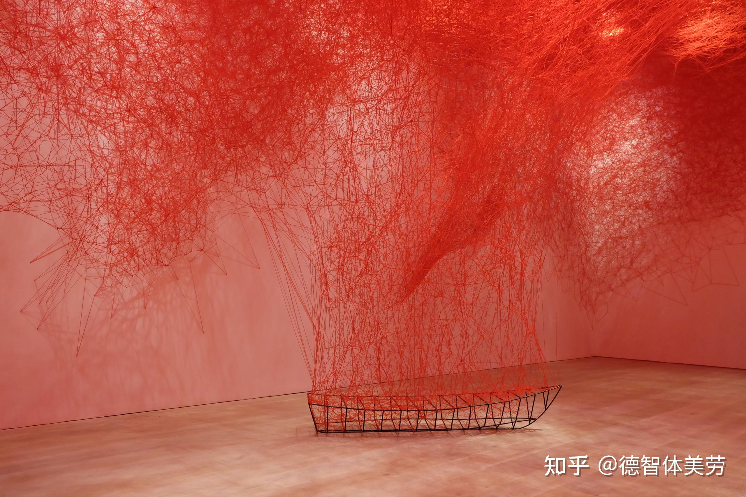 正当展的是盐田千春chiharu shiota的大型装置艺术展:灵魂颤抖the