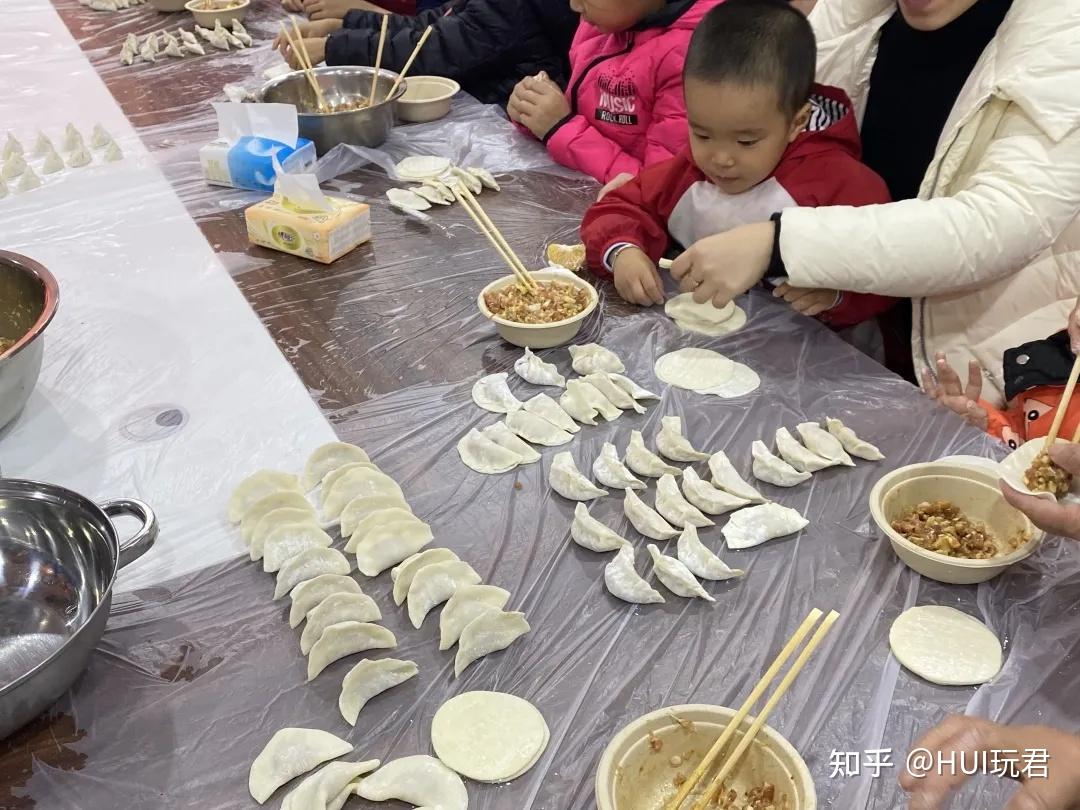 随后,在等煮饺子的过程中小朋友们与家长一起组织玩游戏,随着热气腾腾