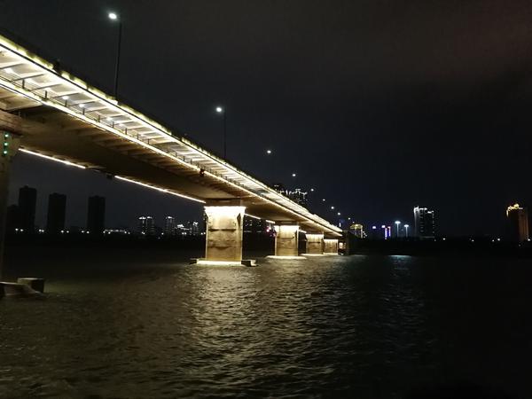 这是在江西南昌赣江上的一座桥,坐船从下面过去,特别美.