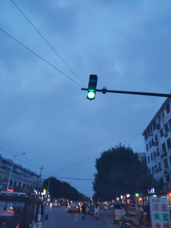 傍晚的红绿灯路口,手抖了