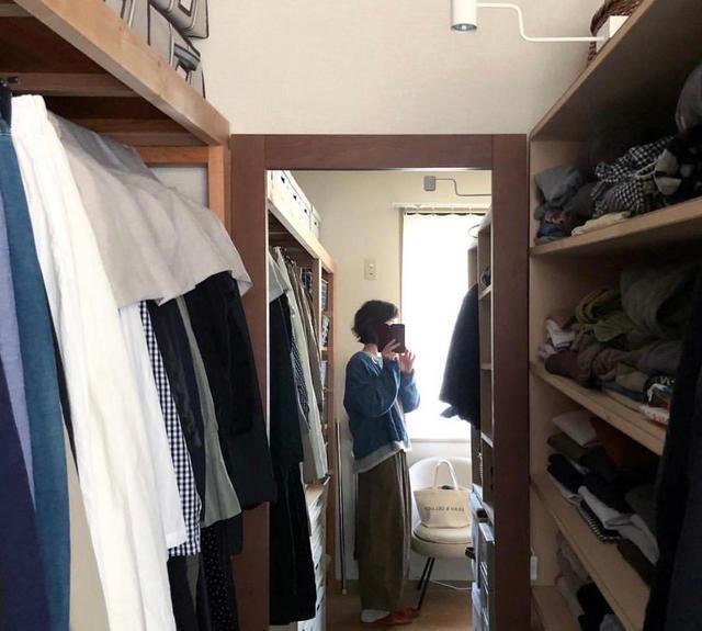 这样的更衣室可以收纳的衣物真的太多了,对于小户型来讲很实用.