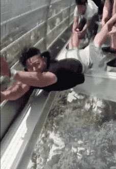 当初装x出去浪 结果怂成这熊样!