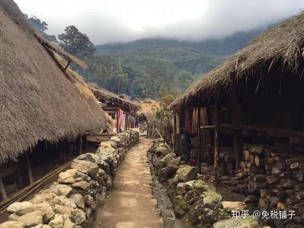 佤族在古语中的意思是 "住在山上的人",所以佤族的房屋通常是依山而