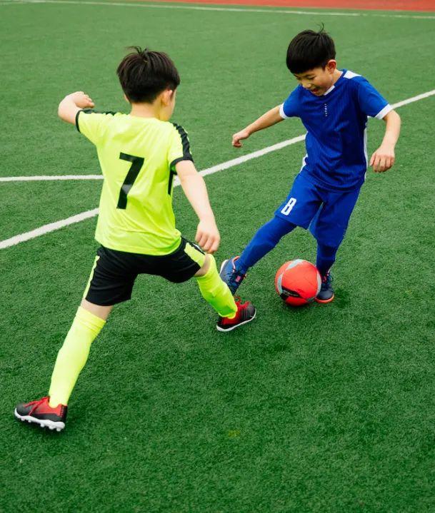 包裹好鞋钉密专业的足球鞋每个踢球的孩子都值得拥有