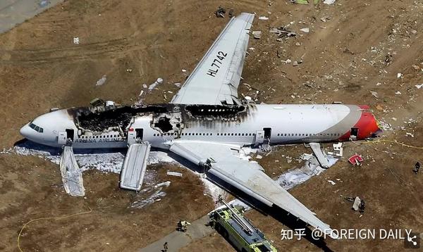 惊险载有241人美联航波音飞机发动机空中爆炸碎片散落多地