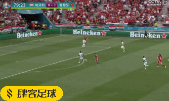 第86分钟,葡萄牙队获得点球,c罗点球抽射球门右侧!古拉茨扑错了方向!