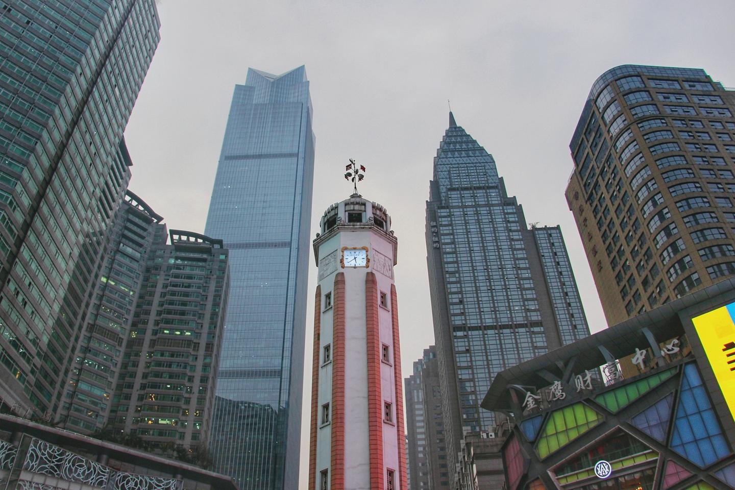 作为重庆的标志性建筑明明是块碑却发展成了西部第一街