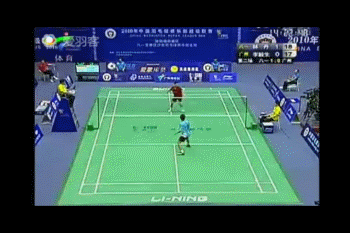 羽毛球运动员能用哪些姿势把球从后场击到后场底线?