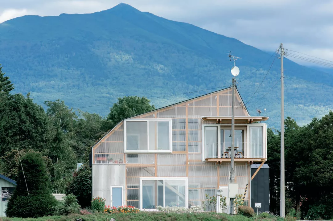 建筑师以"倾斜屋顶 温室大棚"完成日本妈妈心愿,通透宽敞,冬暖夏凉!