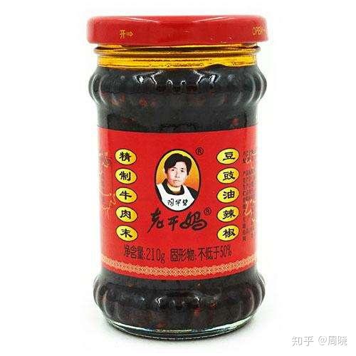 老干妈炒饭,猪油烧开,几勺老干妈爆香,隔夜饭两大碗,爆炒一分钟撒上些