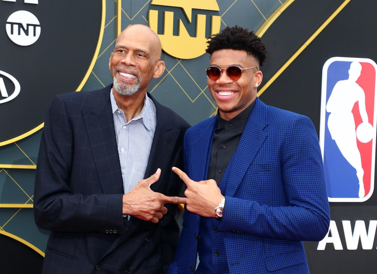 nba传奇人物阿卜杜勒·贾巴尔始终对字母哥青睐有加,他相信这位年轻的