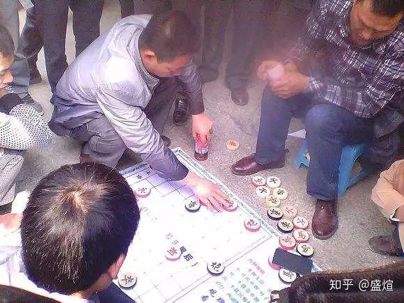 内行看门道外行看热闹街边摆残棋