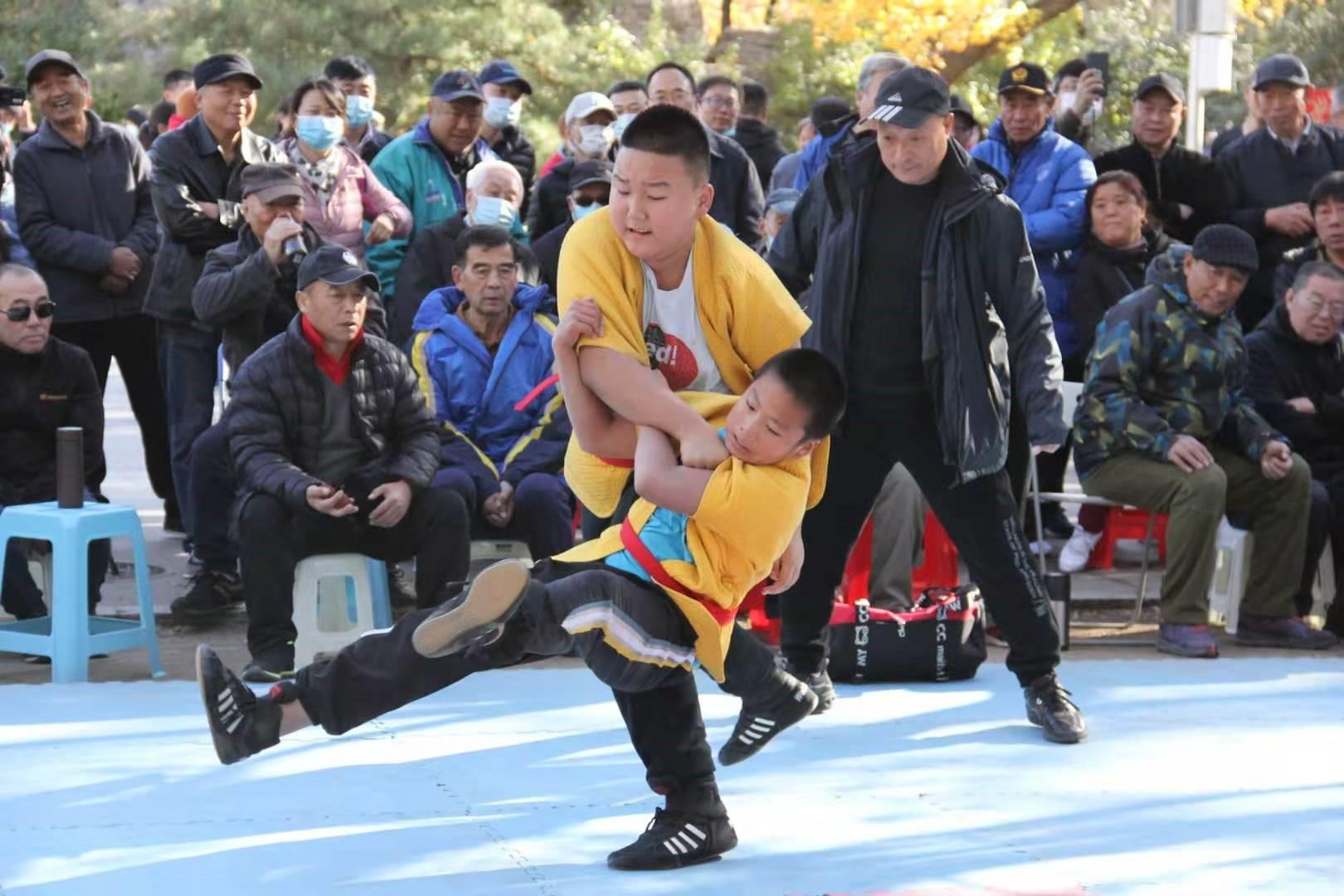 地坛公园是我家中国跤传承者胡万年