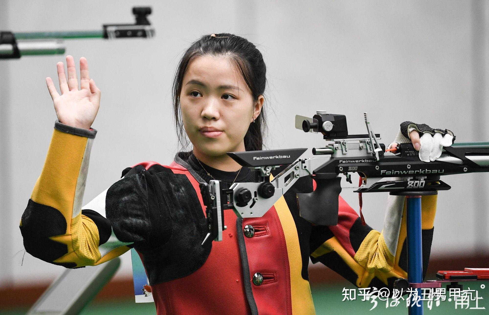 可爱奥运首金获得者杨倩在领奖台上比心