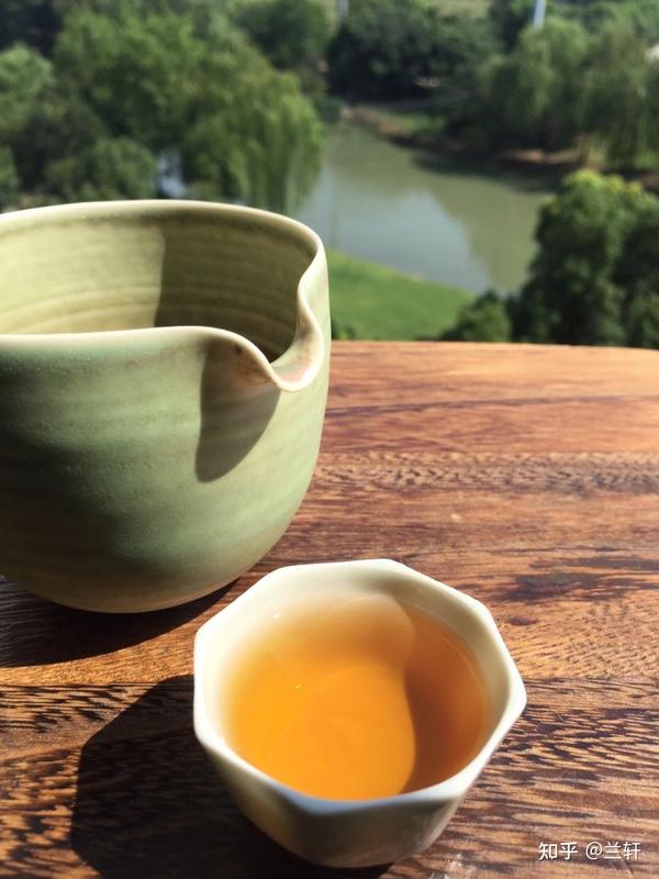 若干年前,一喝茶写字老同学,难得发出一张喝茶图片,我稍一询问,她立马