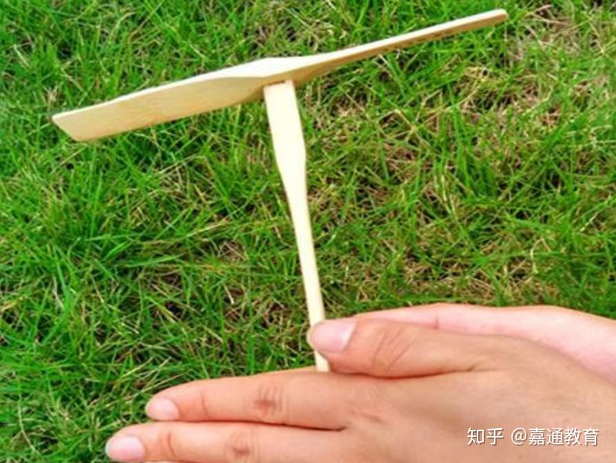 一般有3个以上的螺旋桨,无人机靠电机动力驱动螺旋桨产生升力升空飞行