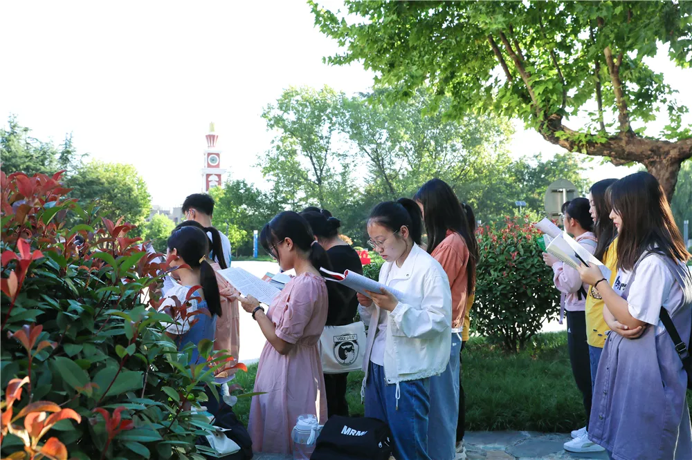 一天从晨读开始早安西译然不读书则义理无由明学固不在乎读书见已读书