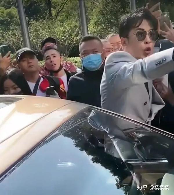 辛巴在酒店怒吼到底是为何
