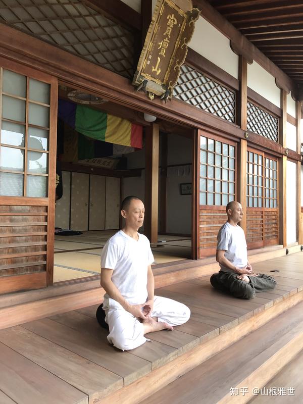 在日本寺院体验坐禅