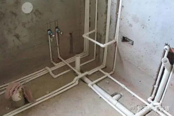 首先是预埋件的卫生间水管安装施工处理:现在隐蔽的水箱或壁挂式卫生