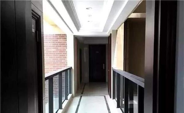入户门连着走廊,我在开发商搭的鹊桥边上瑟瑟发抖