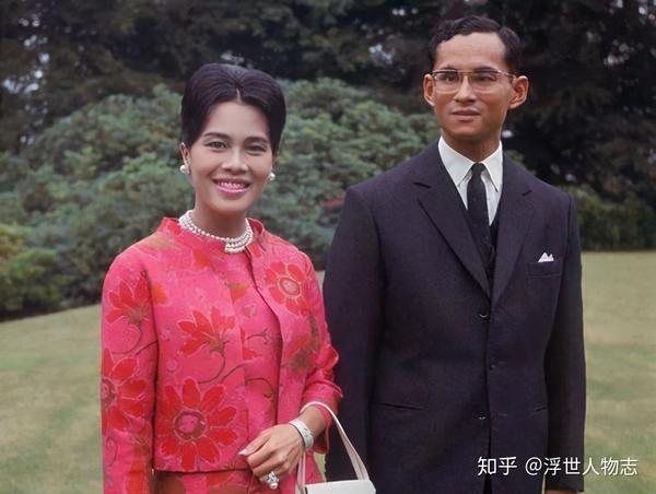泰国王太后风流秘史:给国王戴绿帽公然出轨保镖,还扶持昏君上台