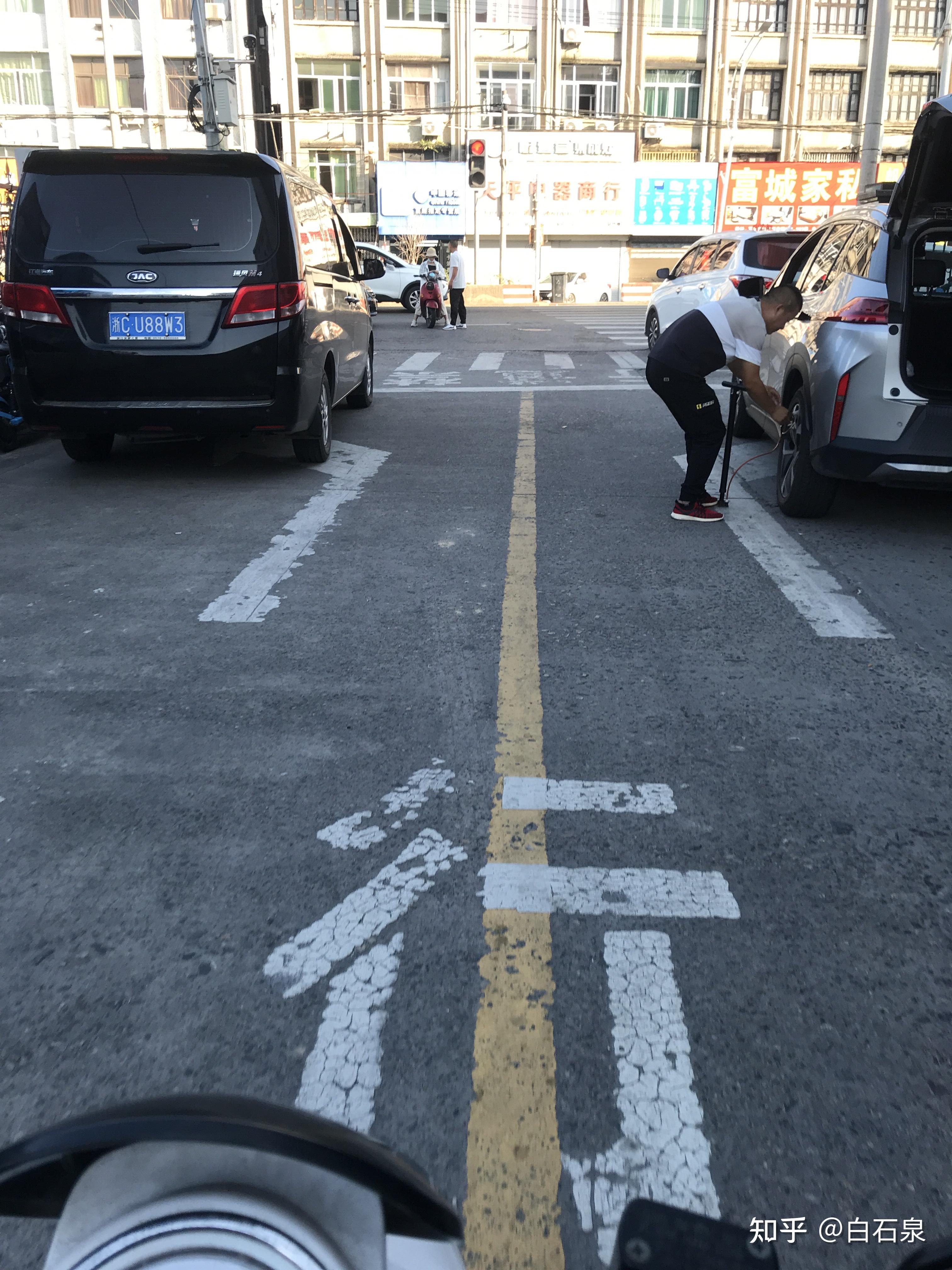 单行道左右并列停车,非机动车中间穿行,由于左侧突然启动,慌忙之下忘