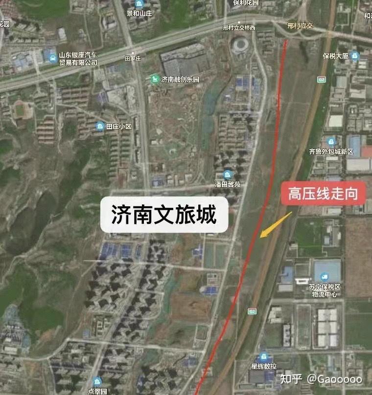 龙奥北路是济南东部一条非常重要的道路,双向六车道,将汉峪金谷东区